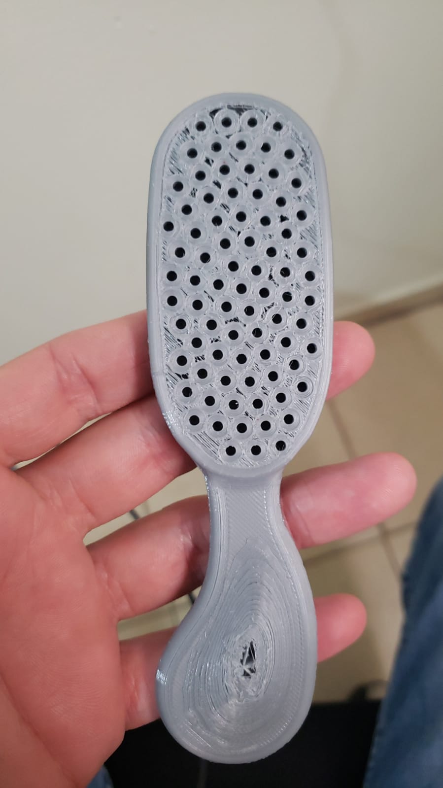 Prototipo FDM de un cepillo sostenido en la mano para evaluar su agarre